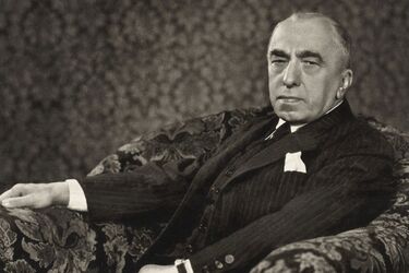 Emil Hácha na snímku otištěném krátce po prezidentské volbě na obálce časopisu Pestrý
týden (vydání z 3. prosince 1938), autor: ateliér Langhans / Viktor Meisner (1883–1950) –
Národní knihovna České republiky, Volné dílo,
https://commons.wikimedia.org/w/index.php?curid=185991853.
