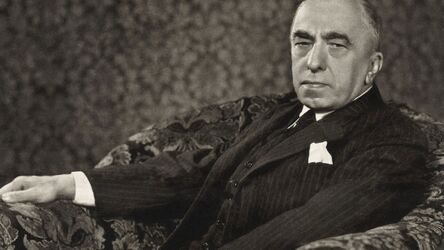 Emil Hácha na snímku otištěném krátce po prezidentské volbě na obálce časopisu Pestrý
týden (vydání z 3. prosince 1938), autor: ateliér Langhans / Viktor Meisner (1883–1950) –
Národní knihovna České republiky, Volné dílo,
https://commons.wikimedia.org/w/index.php?curid=185991853.
